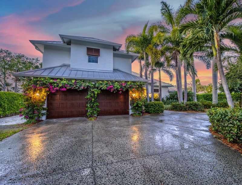 White House With Climbing Flowers In Venice, Florida (800 Px) White House With Climbing Flowers In Venice, Florida (800 Px)